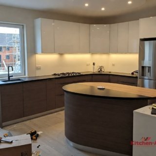 п образная кухня с круглым кухонным островом