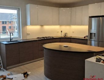 п образная кухня с круглым кухонным островом