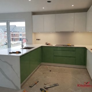 современная мдф с-образная кухня бело зеленая