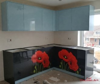 изображение цветов на фасадах угловой кухни