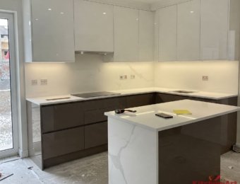 белая встроенная кухня без ручек