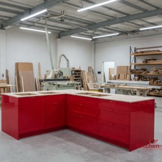 с-образная кухня в цеху