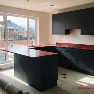 черно красная с-образная кухня на заказ