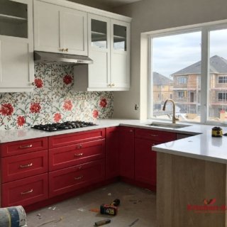 красно-белая с-образная кухня