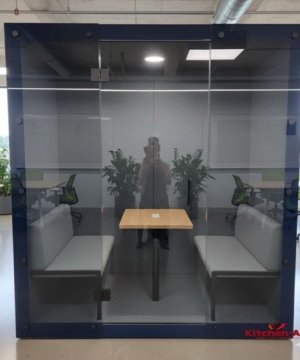 большая заказать кабину для переговоров на четыре персоны