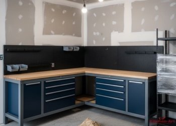 Перфорована панель для гаража