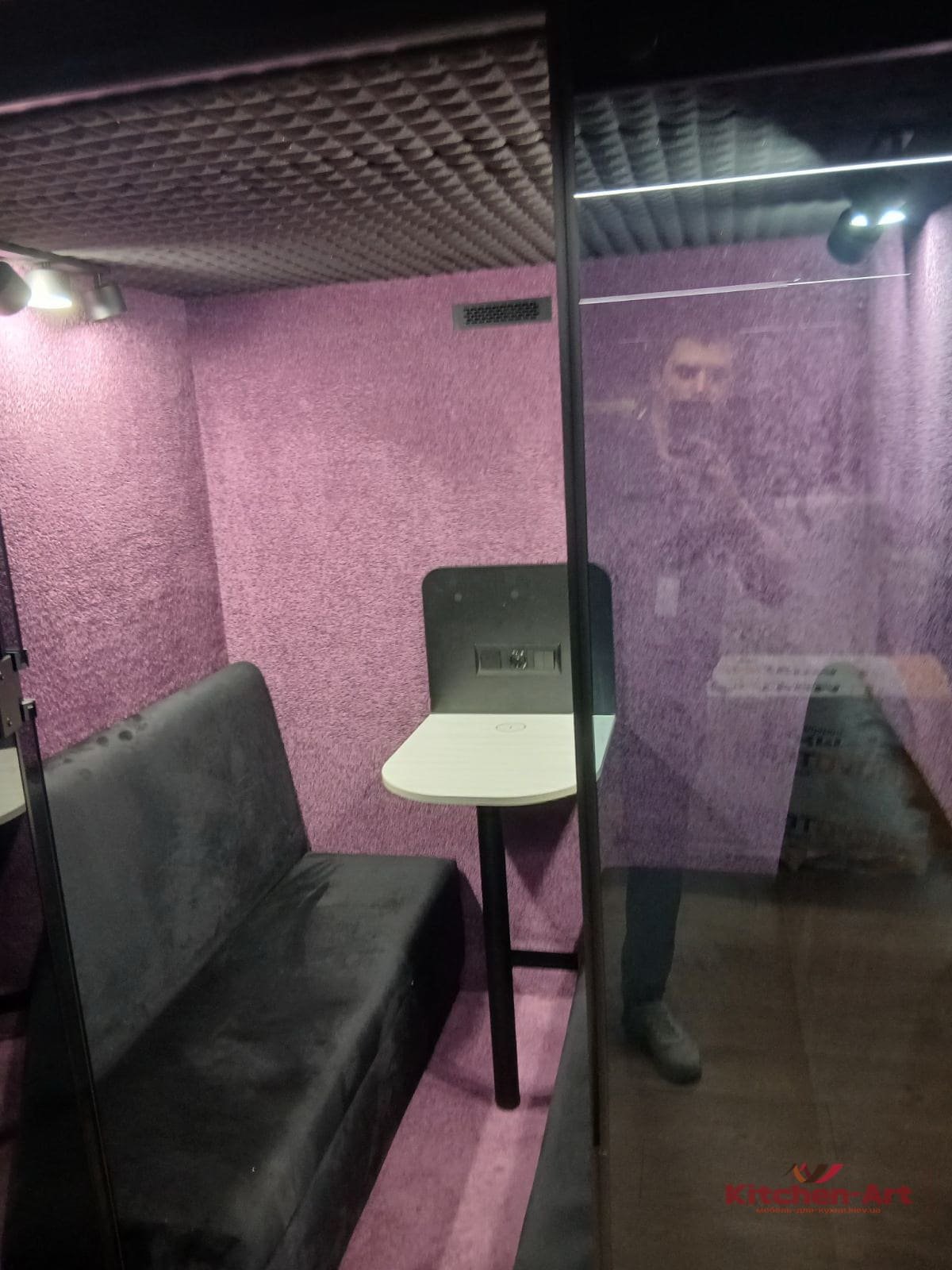 Мягкие кресла в акустическом боксе для переговоров