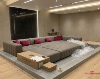 серый диван с крашными подушками в кинотеатр