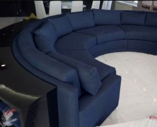 синий большой круглый дизван с полками и подушками