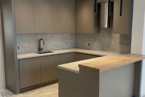 белая встроенная кухня