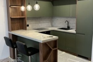 встроенная кухня под потолок