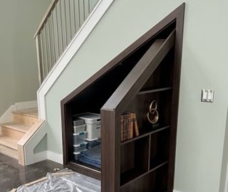 сикретная дверь под лестницей в комору