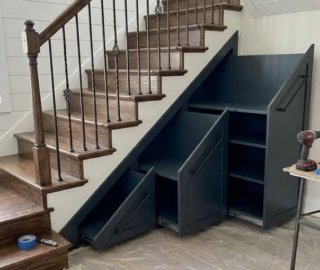 выдвижные ящики под лестницей