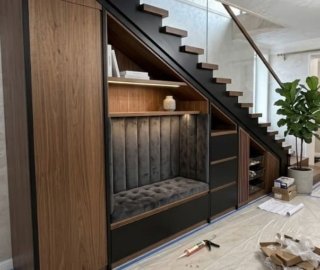 гардероб под лестницей