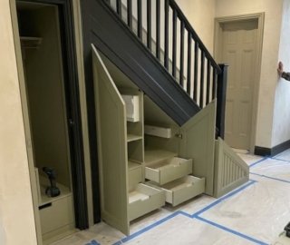 встроенные полки под лестницей