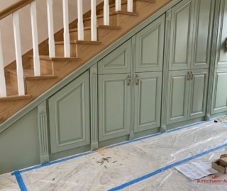 комод под лестницей