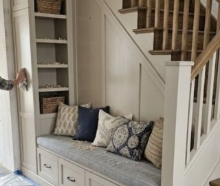 открытые ниши под лестницей