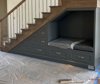 рабочее место под лестницей