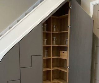 письменный стол под лестницей