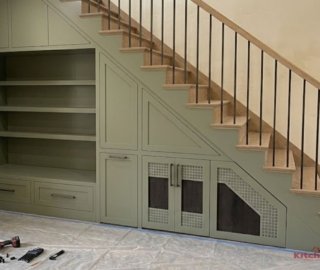 компьютерный стол под лестницей