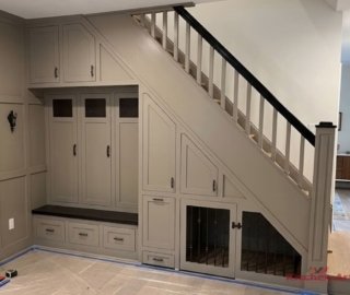 мини-бар под лестницей