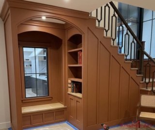 винная полка под лестницей