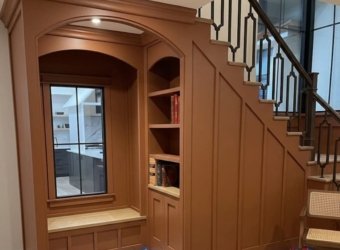 винная полка под лестницей