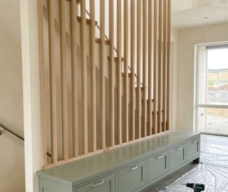 холодильник под лестницей