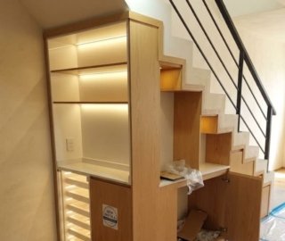 зона для завтрака под лестницей