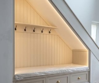 диван под лестницей