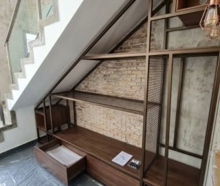 варианты заполнения пространства под лестницу