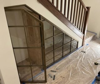 стеклянный шкаф под лестинцей