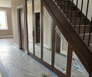 зеркальный шкаф под лестницей распашной