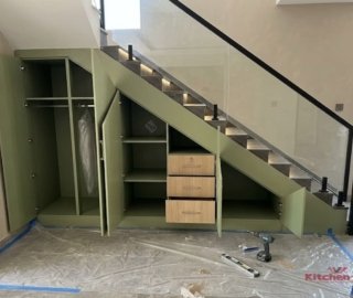 ящики под лестницей