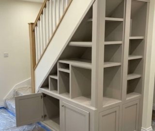 что можно установить под деревянную лестницу в доме