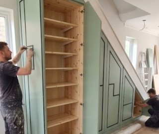 деревянная мебель под лестницей фотографии