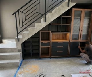 стеллажи под лестницу фотографии