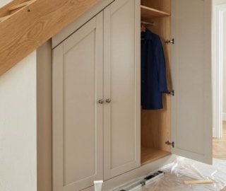 распашной заказной шкаф под лестницу из дерева