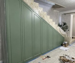 зеленый распашной шкаф под лестницей