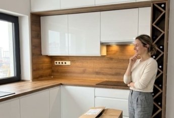 компактная линейная кухня дизайн белого цвета