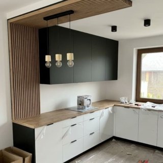 монтаж двухрядной кухонной мебели с деревянной столешницей