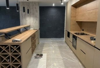 современная параллельная кухня из дерева