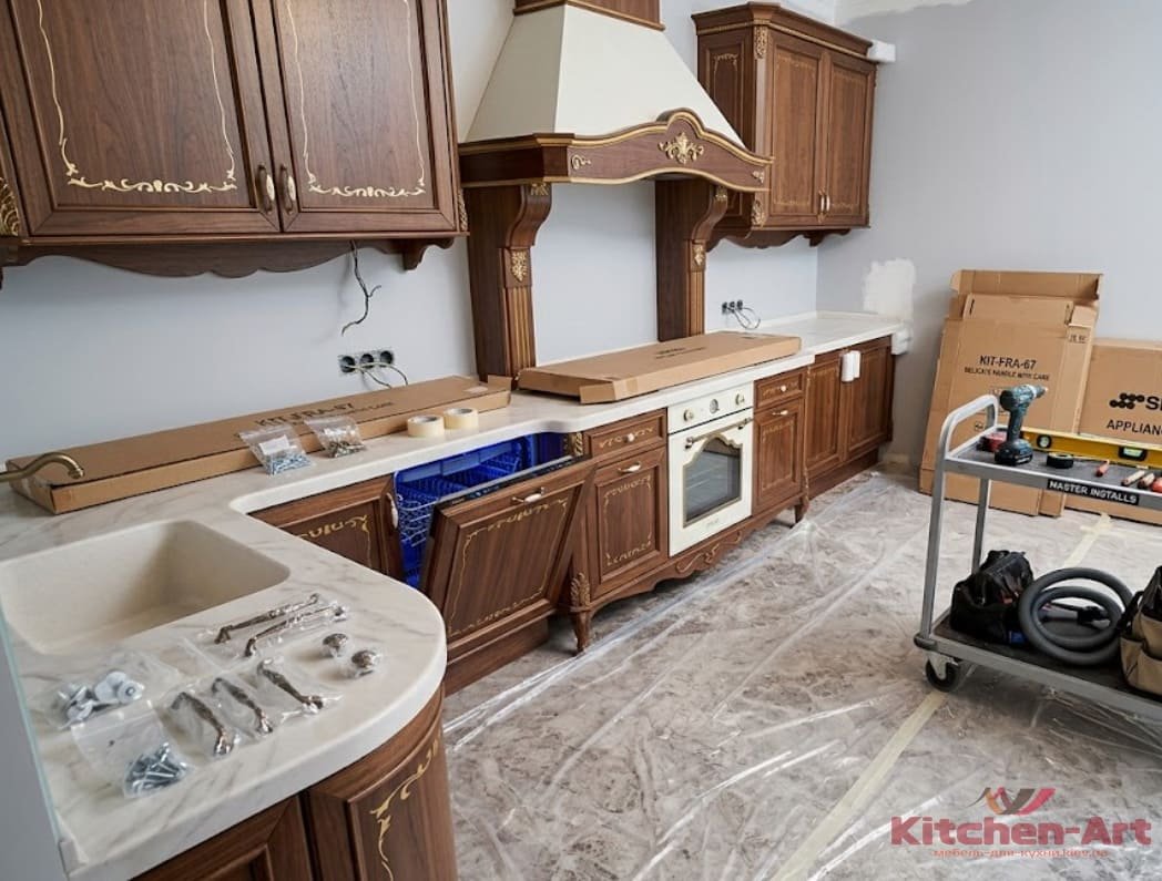 Белая классическая кухня из дерева