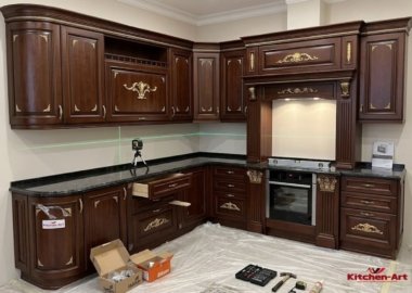 угловая деревянная кухня с островом