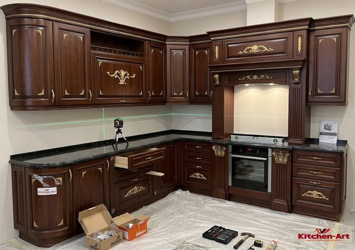 Угловая деревянная кухня с островом