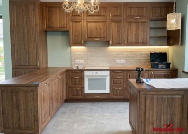 светлая кухня из беленого дуба