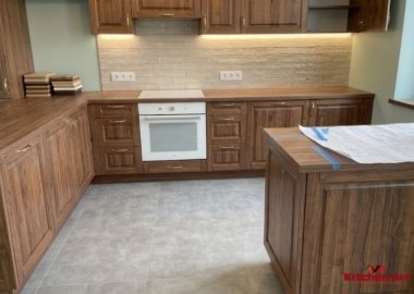 темная деревянная кухня в интерьере