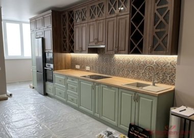 кухня из массива с барной стойкой