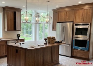 деревянная кухня с филенчатыми фасадами