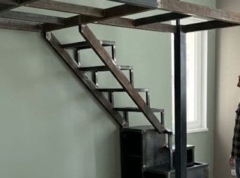 второй ярус в комнате с высокими потолкам